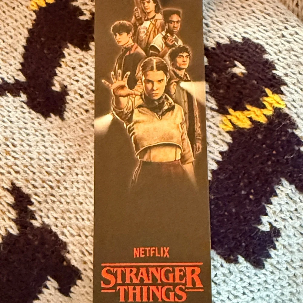 Netflix Stranger Things Scottie Dog Blue Sweater Erica No Boundaries 80s Retro - Picture 6 of 11